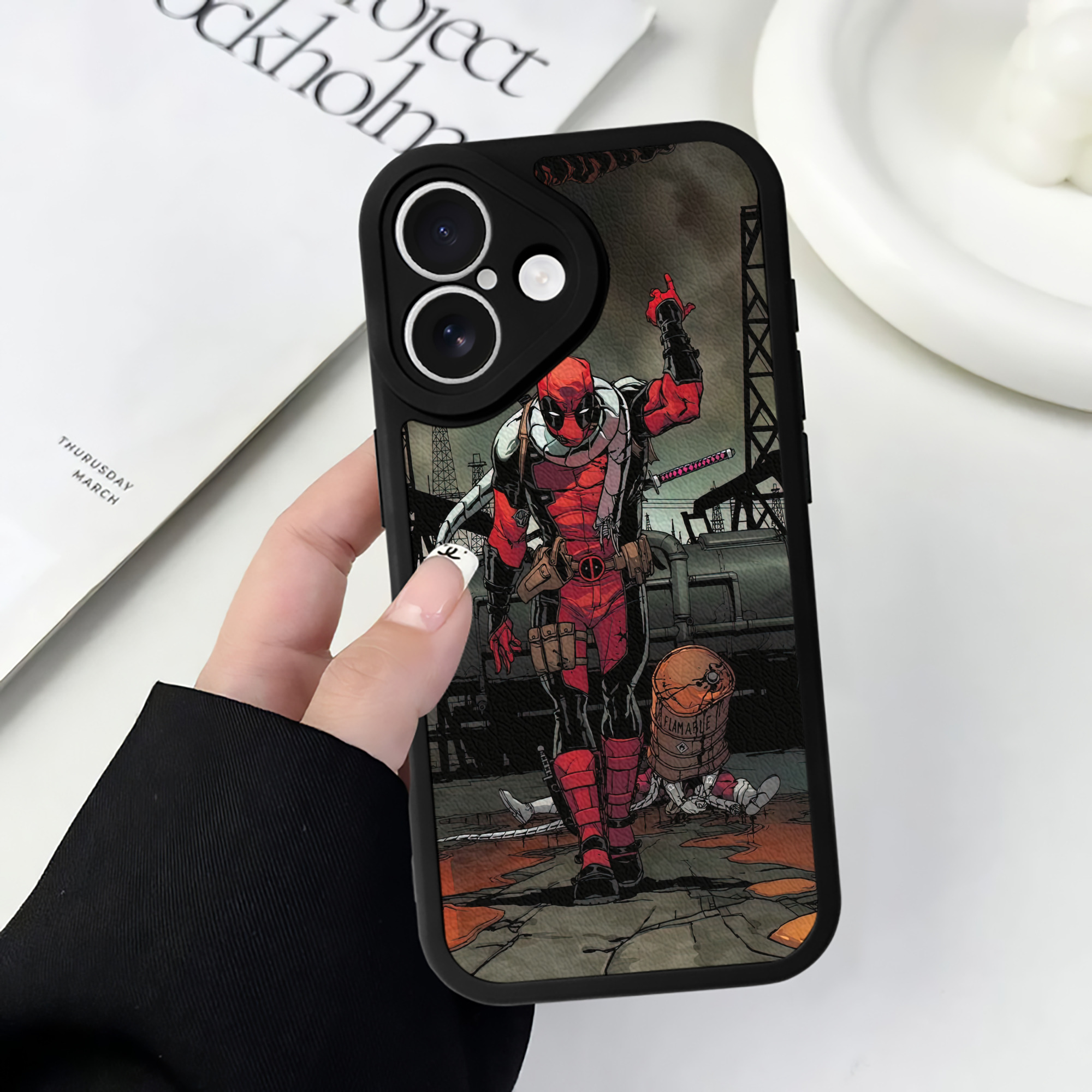 （画像用） Deadpool デッドプール 【iPhone 16シリーズ対応】シリコンスマホケース（レザー調） 材質：シリコン